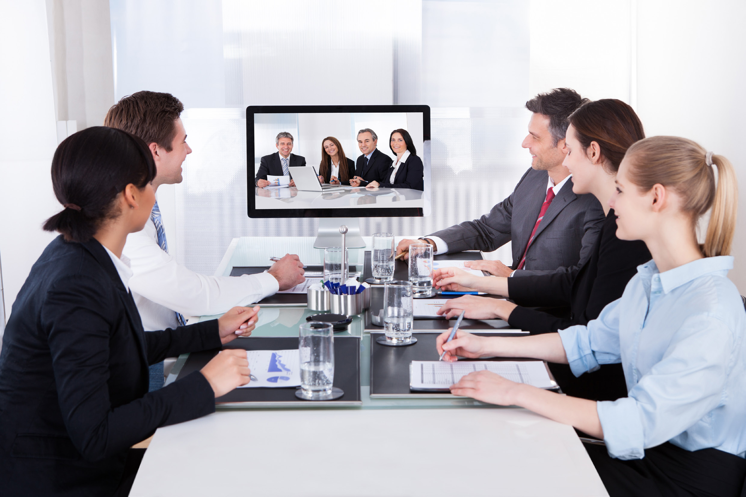 Businesspeople In Video Conference At Business Meeting Equipo trabajando en videoconferencia