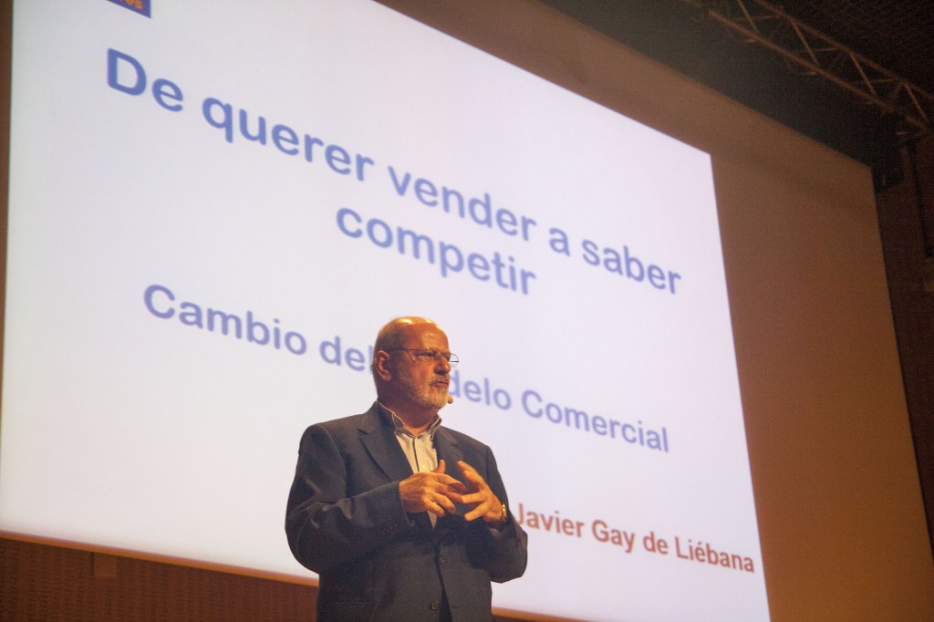 Javier Gay de Liébana iniciando su disertación