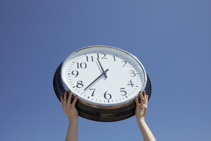 Manos aguantando un reloj