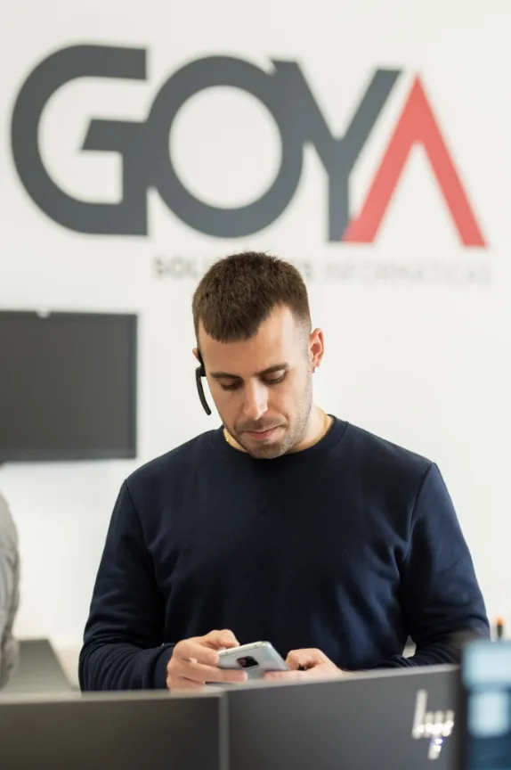 teleoperador goyasoluciones con smartphone 160-GoyaSoluciones-160